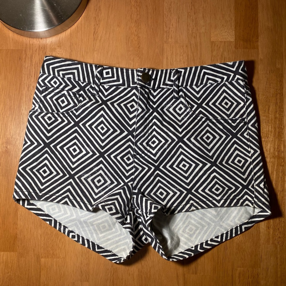 Billabong size 4 black and white Jean shorts high-rise